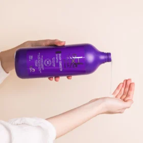 Hands pouring Hydra Groomers Silky Smooth Shampoo 1000ml from purple bottle – amino acid blend for cats and long or straight coat dogs